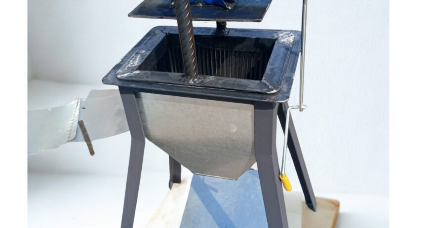 Extract pure oils, fresh juices, or honey with absolute ease using the TitanPress Manual Mechanical Fruit & Oil Press. Featuring a high-torque mechanical scissor jack mechanism, this rugged steel extraction unit applies uniform down-pressure to efficiently process agricultural yields, seeds, or honeycomb right from your tabletop.