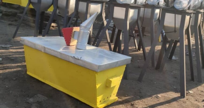 Optimize your honey harvesting operations with the BeeMaster Commercial Top Bar Hive. Designed for high-yield honey production and easier colony management, this heavy-duty horizontal hive setup features a weather-resistant protective lid, integrated hive vents, and an ergonomic structure that simplifies inspections while minimizing colony stress.