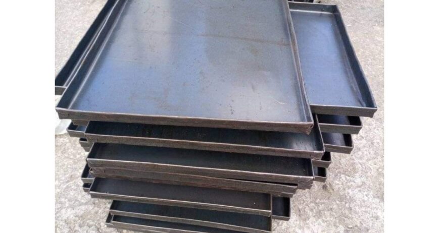 A heavy-duty, industrial metal baking tray featuring raised raised edges for secure handling. Ideal for baking, roasting, and cooling goods in high-volume commercial kitchens and bakeries.