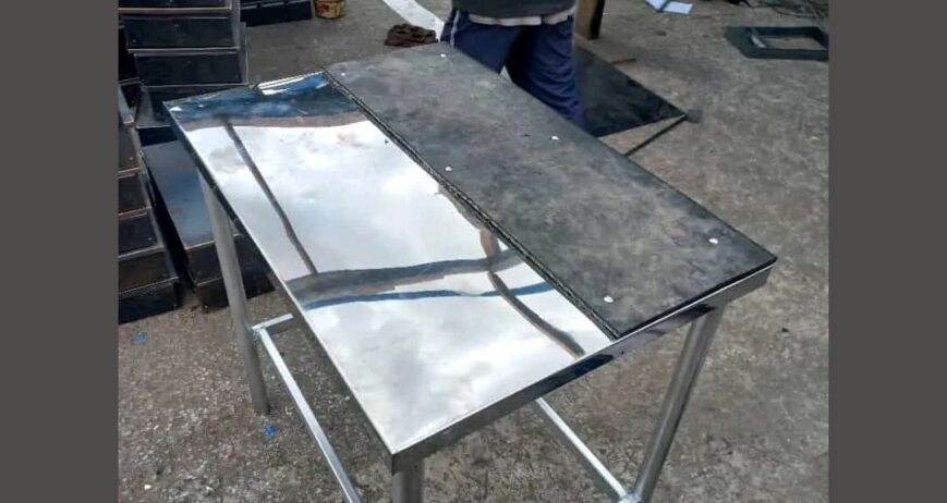 A commercial-grade stainless steel prep and work table featuring a reinforced top surface and a sturdy tubular underframe. Ideal for food preparation, dough kneading, and heavy-duty utility tasks in professional kitchens.