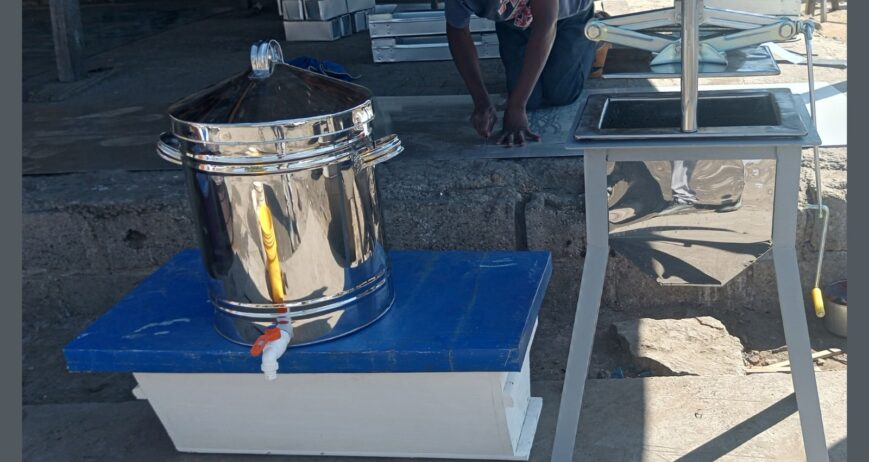 The ultimate all-in-one solution for small to medium-scale apiaries. This professional-grade Honey Processing Kit includes a heavy-duty manual mechanical honey press to cleanly extract raw honey from crushed combs or cappings, paired with a high-capacity,