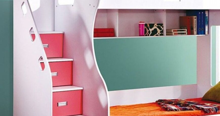 Bachon ke kamre ke liye ek perfect aur space-saving Modern Twin-Over-Twin Bunk Bed. Yeh bed white aur vibrant pink color ke combination me aata hai, jisme safe storage stairs, built-in bookshelf, aur under-bed storage drawers diye gaye hain. Yeh stylish hone ke sath-sath space ko maximize karne ke liye best option hai.