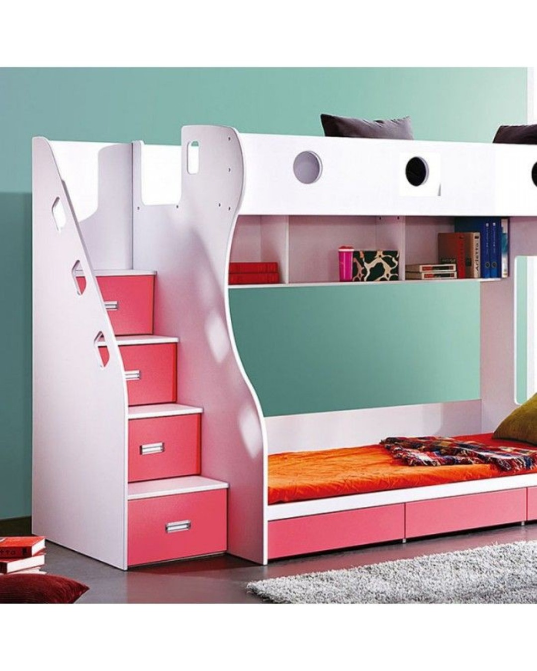 Bachon ke kamre ke liye ek perfect aur space-saving Modern Twin-Over-Twin Bunk Bed. Yeh bed white aur vibrant pink color ke combination me aata hai, jisme safe storage stairs, built-in bookshelf, aur under-bed storage drawers diye gaye hain. Yeh stylish hone ke sath-sath space ko maximize karne ke liye best option hai.