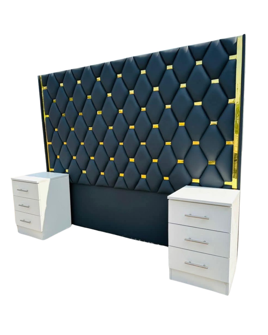 Apne bedroom ko dijiye ek 5-star hotel jaisa look is Royal Tufted Headboard and Nightstand Set ke sath. Yeh luxury headboard deep tufted diamond pattern, golden accents, aur do matching white 3-drawer side tables ke sath aata hai, jo style aur storage ka ek perfect combination hai.