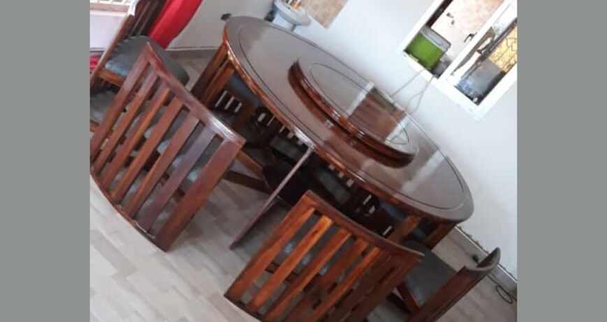Apne dining area ko dijiye ek warm aur welcoming look is Round 6-Seater Wooden Dining Table Set ke sath. Yeh set ek premium solid-finish round table aur 6 matching comfortable chairs ke sath aata hai. Iski sabse badi khasiyat iska built-in rotating Lazy Susan (ghoomne wali tray) hai, jo khana serve karna behad aasan banati hai.