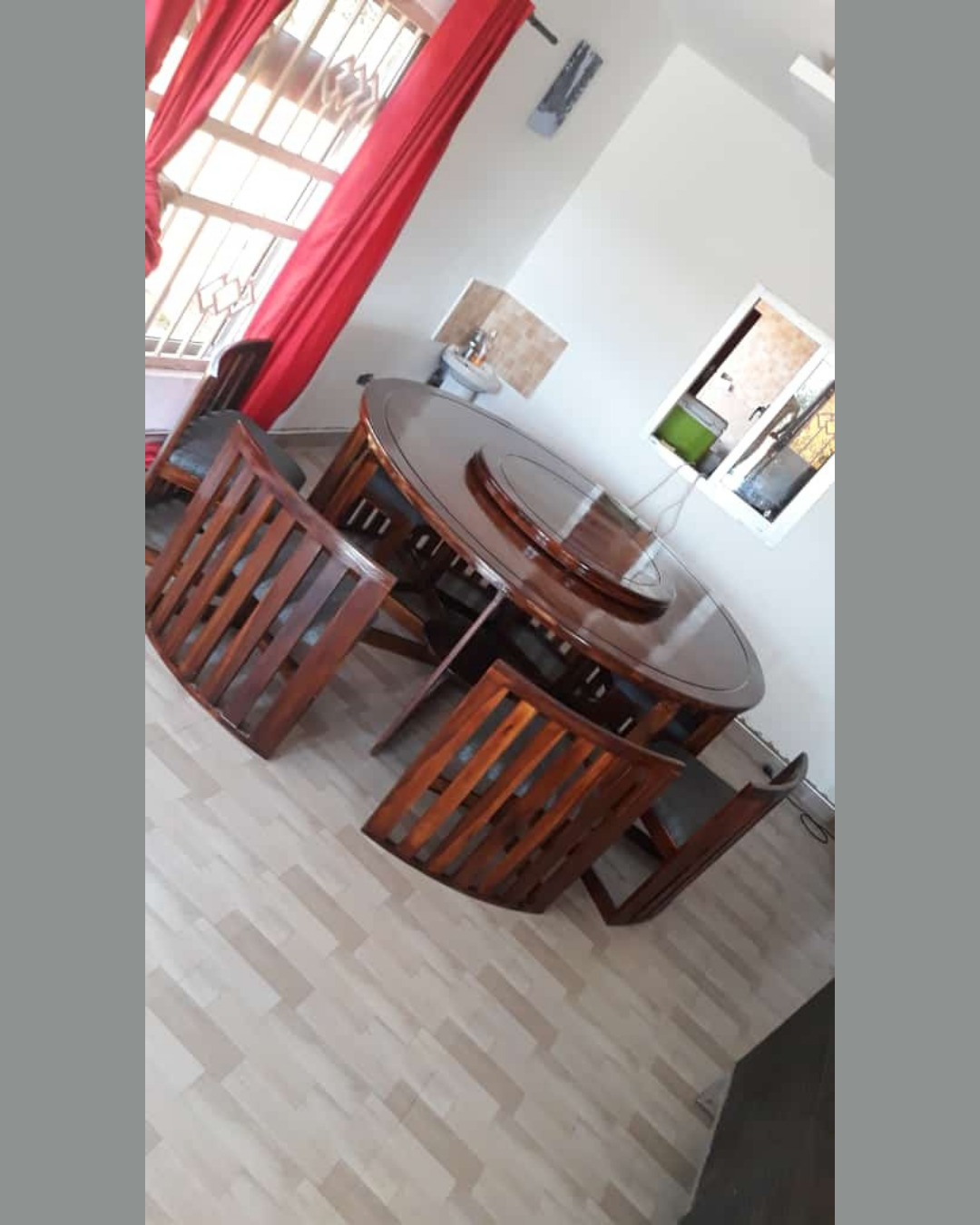 Apne dining area ko dijiye ek warm aur welcoming look is Round 6-Seater Wooden Dining Table Set ke sath. Yeh set ek premium solid-finish round table aur 6 matching comfortable chairs ke sath aata hai. Iski sabse badi khasiyat iska built-in rotating Lazy Susan (ghoomne wali tray) hai, jo khana serve karna behad aasan banati hai.